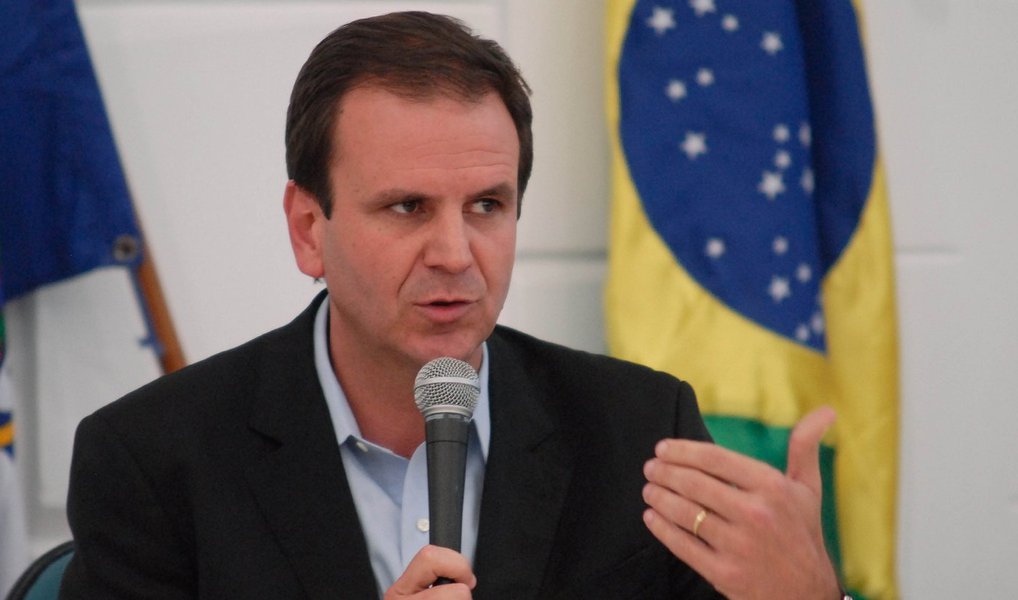 De acordo com nota divulgada pela assessoria de imprensa da prefeitura do Rio, Eduardo Paes sentiu dores durante o fim de semana e procurou o Hospital Miguel Couto, onde um exame de tomografia confirmou a existência do cálculo
