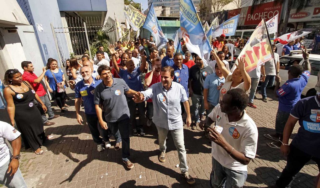 Segurança foi o principal tema abordado pelo candidato do PMDB à Prefeitura do Rio durante visita a Bonsucesso, na tarde deste sábado (27; acompanhado do prefeito Eduardo Paes, ele caminhou pelo calçadão do bairro e explicou, em conversa com moradores, a proposta da Guarda Presente, prevista no seu plano de governo; segundo ele, a Guarda Municipal será treinada para atuar no patrulhamento preventivo de alguns pontos da cidade e aumentará seu efetivo de 7,5 mil para 10 mil profissionais