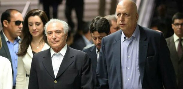 "Um sujeito que foi a vida inteira pomposo, metido a dizer obviedades sonoras e ocas como um sino, a afetar inteligência com mesóclises e latinismos, só pode cair no ridículo quando busca, para 'ser popular' ( como disse ontem ser sua pretensão), parecer informal e brincalhão", diz o editor do Tijolaço, sobre a gafe de Temer, que disse que Pezão ficou mais bonito graças ao câncer