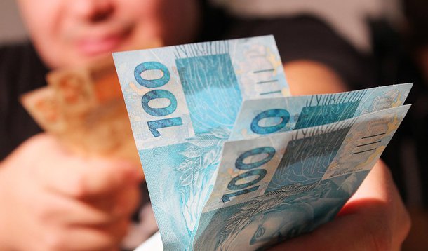 Juiz Marcelo Santana Farias impôs um limite diário de R$ 100 para saques em dinheiro por pessoa em bancos, na região de Lago da Pedra (MA), até o fechamento das urnas neste próximo domingo (2); titular da 74ª Zona Eleitoral do Maranhão, o magistrado justificou a medida por receio de que candidatos a prefeito e vereador dos municípios da região desviem dinheiro público para gastos de campanha e compra de votos; ele proibiu estabelecimentos comerciais da área de “atuarem como se fossem instituições financeiras”, efetuando saques e transferências de valores em favor de seus clientes ou terceiros, seja através de cartão de crédito ou débito