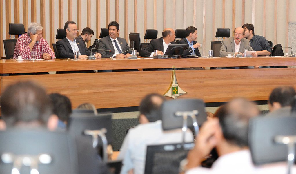 O Tribunal de Justiça (TJDFT), determinou que a reunião da CPI da Saúde em que a presidente do SindSaúde, Marli Rodrigues, será ouvida seja aberta; o mandado de segurança preventivo do governo foi impetrado por meio da Procuradoria-Geral do Distrito Federal; de acordo com o executivo, os depoimentos em CPI devem ser públicos e as justificativas apresentadas pela presidente do SindSaúde para que a reunião fosse fechada não encontram base legal; a 'Isto É' publicou um diálogo no qual o vice-governador Renato Santana revelaria ter conhecimento de uma suposta cobrança de propina no governo; o chefe do executivo, Rodrigo Rollemberg, determinou investigação