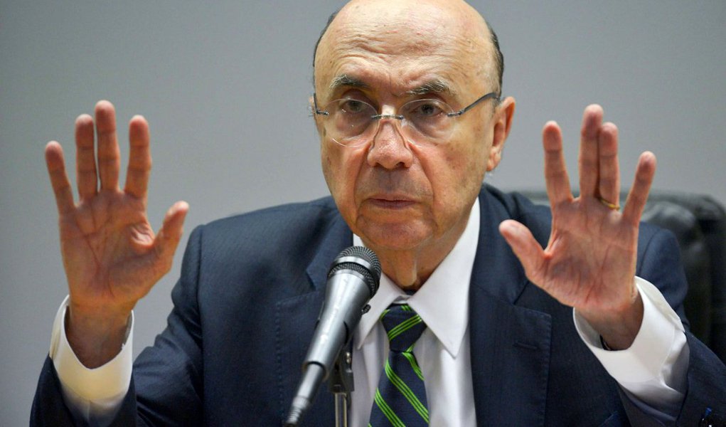 Para a equipe de Henrique Meirelles, no Ministério Fazenda, é “incompreensível” haver elevação de gastos para beneficiar o funcionalismo público, parcela privilegiada de trabalhadores, mesmo que seja para evitar desgastes ou pacificar relações, como defendem caciques políticos do PMDB; indica que o sacrifício inerente ao ajuste fiscal não será para todos