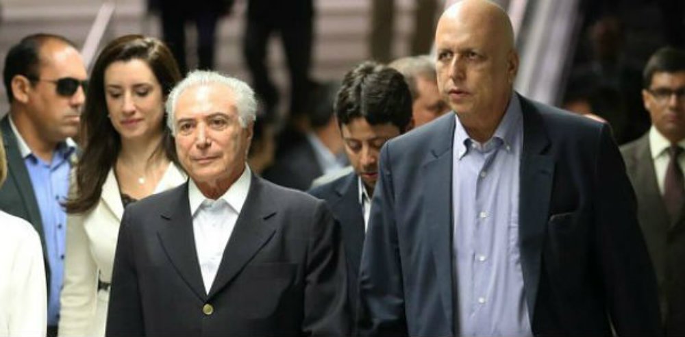 "Um sujeito que foi a vida inteira pomposo, metido a dizer obviedades sonoras e ocas como um sino, a afetar inteligência com mesóclises e latinismos, só pode cair no ridículo quando busca, para 'ser popular' ( como disse ontem ser sua pretensão), parecer informal e brincalhão", diz o editor do Tijolaço, sobre a gafe de Temer, que disse que Pezão ficou mais bonito graças ao câncer