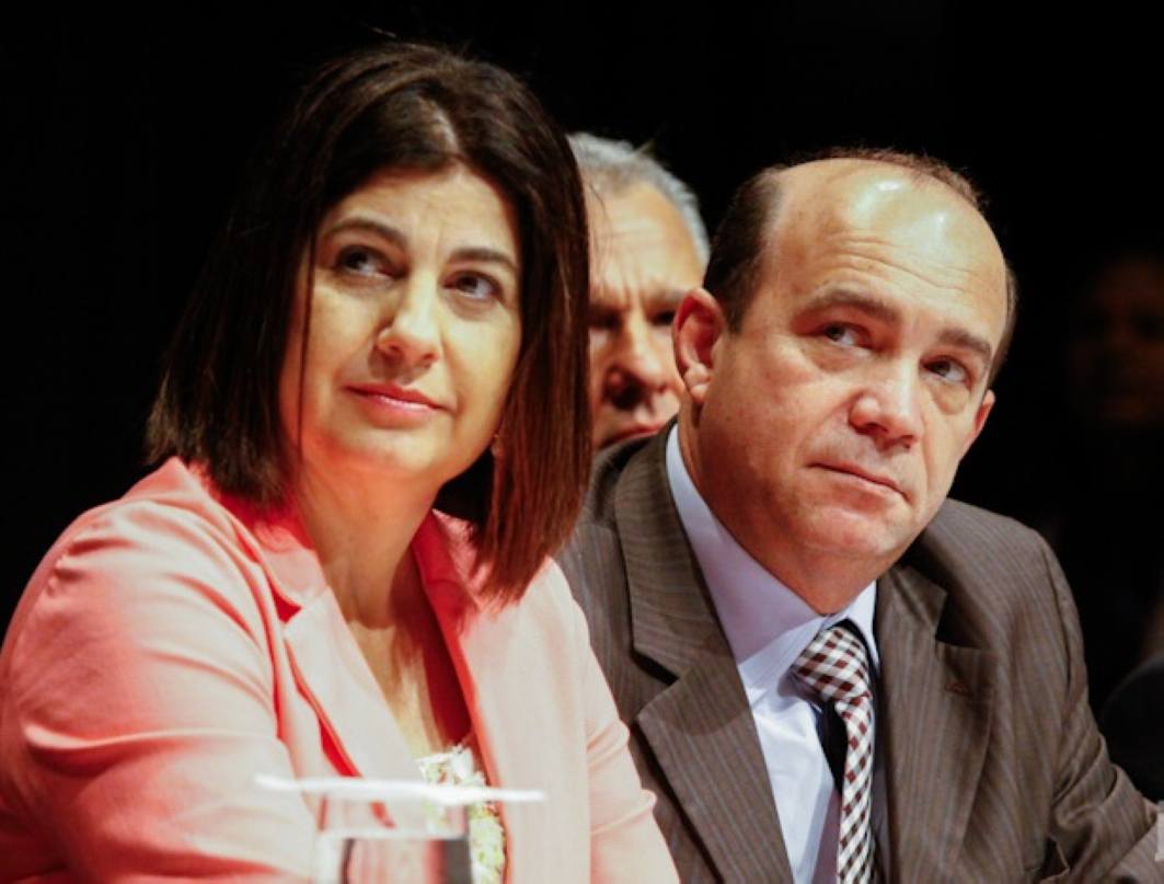 O Tribunal Regional Eleitoral do Rio de Janeiro (TRE/RJ) decidiu cassar o mandato da prefeita de Campos dos Goytacazes, Rosinha Garotinho, e seu vice, Dr. Chicão; a dupla também ficou inelegível por oito anos por abuso de poder político e uso indevido dos meios de comunicação; para o relator do processo, o site da prefeitura de Campos foi usado para promover os dois políticos, com o propósito de favorecer a reeleição em 2012