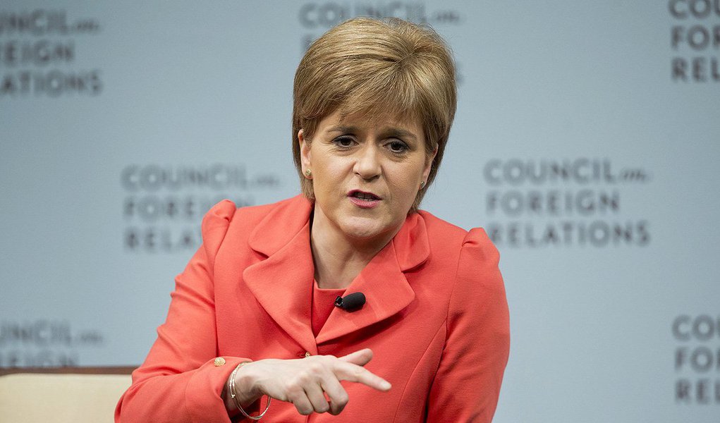 Escócia muito provavelmente irá realizar um segundo referendo sobre sua independência, disse nesta sexta-feira a primeira-ministra escocesa, Nicola Sturgeon, acrescentando que irá fazer o que for necessário para garantir o lugar do país na União Europeia, após o Reino Unido votar para deixar o bloco; "É uma afirmação do óbvio que a opção por um segundo referendo precisa estar na mesa e está na mesa", disse; "Penso que um referendo sobre a independência agora é muito provável", acrescentou