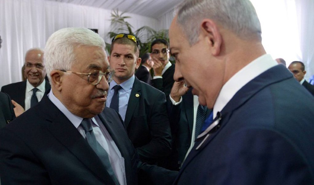 Presidente palestino, Mahmoud Abbas, e o primeiro-ministro de Israel, Benjamin Netanyahu, apertaram as mãos e trocaram palavras no funeral do ex-líder israelense Shimon Peres, que ganhou o prêmio Nobel da Paz por negociações de paz com os palestinos; "Quanto tempo, quanto tempo", disse Abbas a Netanyahu e a esposa do premiê, Sara, após cumprimentá-los antes do início da cerimônia.Netanyahu disse que "isso é algo que aprecio muito em nome do nosso povo e de todos nós"