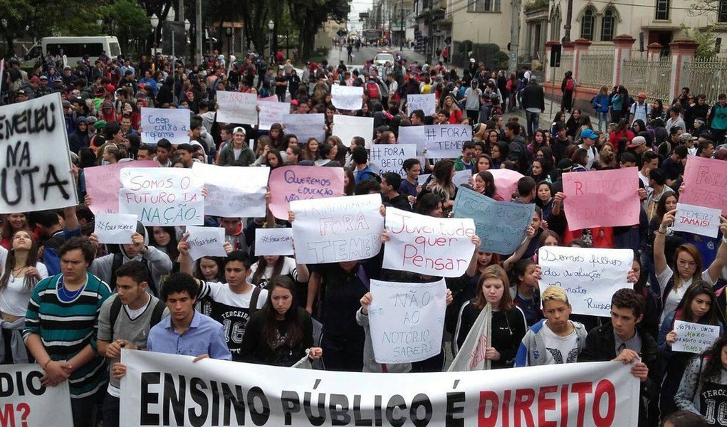 Dezenas de escolas em todo o Paraná estão com as aulas suspensas por causa da ocupação de estudantes que são contra a medida provisória sobre a reforma do ensino médio anunciada pelo governo Michel Temer; até as 10h, pelo menos 20 colégios estavam ocupados, a maioria em São José dos Pinhais, na Região Metropolitana de Curitiba; não há prazo para a desocupação