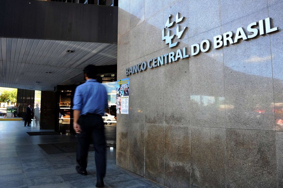 O setor público consolidado formado por União, estados e municípios registrou déficit primário – receitas menos despesas, sem considerar os gastos com juros – de R$ 10,061 bilhões, em junho, informou o Banco Central; esse foi o pior resultado para o mês na série histórica, iniciada em dezembro de 2001; no primeiro semestre, o resultado negativo chegou a R$ 23,776 bilhões, também o pior resultado para o período