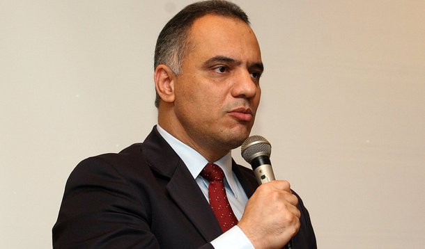 O novo secretário de Segurança do Rio, Roberto Sá, de 49 anos, toma posse numa pasta com dívida de R$ 100 milhões; segundo cálculos de técnicos do governo, se o valor for somado com o déficit das polícias Civil e Militar, o rombo atinge R$ 500 milhões; a maior parte da dívida se refere a atrasos no pagamento de fornecedores de equipamentos para as polícias e a contas que não foram pagas; o novo titular da pasta terá que administrar duas polícias sem previsão de pagamento de salários para o fim do ano