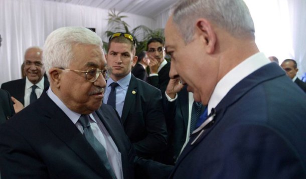 Presidente palestino, Mahmoud Abbas, e o primeiro-ministro de Israel, Benjamin Netanyahu, apertaram as mãos e trocaram palavras no funeral do ex-líder israelense Shimon Peres, que ganhou o prêmio Nobel da Paz por negociações de paz com os palestinos; "Quanto tempo, quanto tempo", disse Abbas a Netanyahu e a esposa do premiê, Sara, após cumprimentá-los antes do início da cerimônia.Netanyahu disse que "isso é algo que aprecio muito em nome do nosso povo e de todos nós"