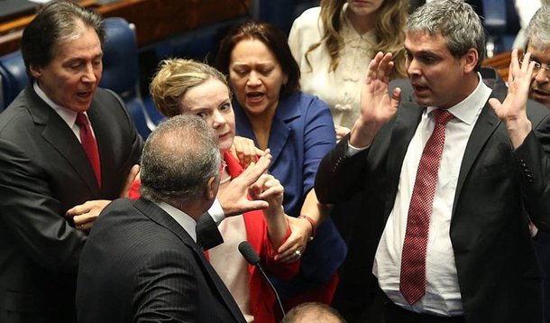 "É imprevisível o que vai acontecer daqui pra frente. Na tentativa de bancar o bombeiro, Renan Calheiros incendiou o plenário do Senado, por volta das 11 da manhã e a sessão de hoje do impeachment foi suspensa por um mais pálido do que de costume Ricardo Lewandowski", relata o colunista Alex Solnik; "Momentaneamente esquecido de que ele e Romero Jucá, que por coincidência estava o seu lado, foram delatados várias vezes e respondem a processos na Lava Jato por corrupção e de que Rodrigo Janot pediu, recentemente sua prisão, Renan classificou de 'absurdo' a senadora Gleisi Hoffmann ter afirmado ontem que 'o senado não tinha moral para julgar a presidente Dilma', pois ele próprio teria ajudado a tirar da cadeia o seu marido, Paulo Bernardo"