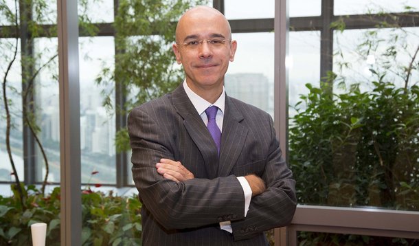 Presidente-executivo do Santander Brasil, Sérgio Rial, afirmou nesta quarta-feira, 26, que espera aumento das operações de crédito para o consumo, conforme as expectativas econômicas melhorarem; "O apetite dos bancos para ofertar crédito, que tem caído nos últimos trimestres, deve levá-los a repassar a queda da Selic para os financiamentos", afirmou
