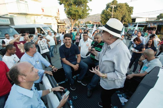 Candidato do PMDB apresenta propostas de ensino em tempo integral e saneamento para o bairro; ao longo de mais de 20 quilômetros percorridos, ele ouviu moradores e explicou seus planos para a região; garantiu que seu governo manterá o investimento prioritário nas zonas Oeste, Norte e áreas mais carentes da cidade, para onde serão destinados 70% dos R$ 33 bilhões estimados para os próximos anos