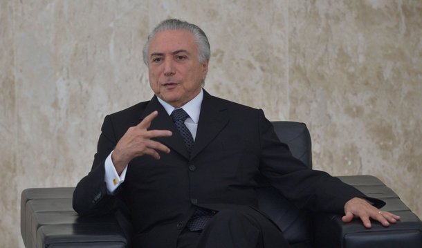 O livro "Quem foi Quem na Constituinte", que traz perfis e uma avaliação dos deputados constituintes de 1988, publicado pelo Departamento Intersindical de Assessoria Parlamentar (Diap), mostra que o presidente interino Michel Temer recebeu a nota 2,25, numa escala de zero a dez, em matérias relacionadas aos interesses da classe trabalhadora; entre as matérias que Temer votou contra estão a estabilidade do trabalhador e a jornada de 40 horas; Temer absteve-se quanto ao tabelamento dos juros, mas não teve dúvida ao votar contra a reforma agrária e contra o monopólio na distribuição de petróleo
