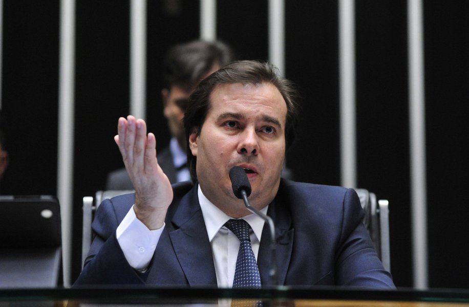 Pouco antes das 13h, o presidente da Câmara, Rodrigo Maia (DEM-RJ), abriu a Ordem do Dia da Casa com um único item na pauta: a discussão e votação da PEC 241; parlamentares da oposição, como Ivan Valente e Alessandro Molon (Rede-RJ) se revezaram com críticas à proposta, anunciando uma obstrução que ainda não atrapalhou oficialmente o andamento dos trabalhos; logo cedo, uma sessão que estava marcada para as 9h para discutir a matéria acabou sendo suspensa por falta de quórum