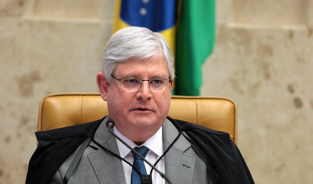 Ao comentar a entrevista do procurador-geral da República, Rodrigo Janot, ao jornal Washington Post, o jornalista Fernando Brito diz que, em ao menos um trecho, Janot deveria ter ficado calado, quando disse que mantém "uma pistola na mesa de cabeceira, com três cartuchos carregados com 14 balas em cada um"; "Este tipo de arroto de valentia só expõe uma instituição que deveria se pautar pela prudência e pelo recato, agindo quando tem de agir e calando sobre todo o resto. E não pretendendo ser uma corporação de valentes arrogantes. Valentia é fazer o que se tem de fazer, não gargantear", diz Brito