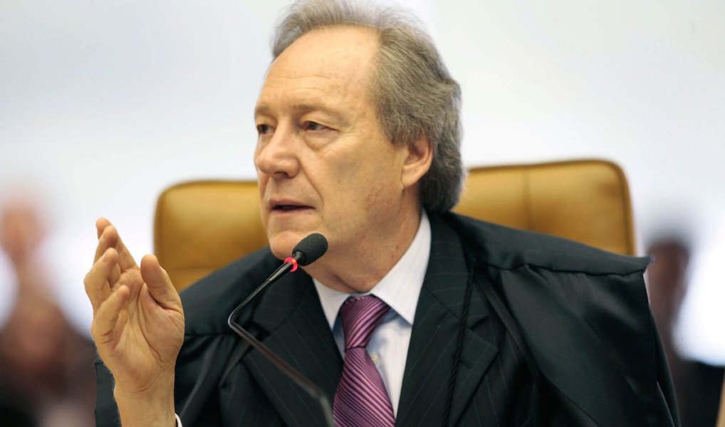 Por mais que o Supremo tenha decidido, em fevereiro, que depois da decisão de segundo grau a pena já pode ser executada, a “jurisprudência consolidada” do tribunal é que a execução provisória viola o princípio da presunção de inocência; por isso, o presidente da Corte, ministro Ricardo Lewandowski, mandou soltar o ex-prefeito de Marizópolis (PB), condenado por desvio de dinheiro público; de acordo com Lewandowski, quando o Supremo decidiu que a pena pode ser executada depois da decisão de segundo grau, “sinalizou possível mudança de paradigma”; porém, ele ficou vencido ao divergir do relator e considerar que a pena só pode ser executada depois do trânsito em julgado da condenação