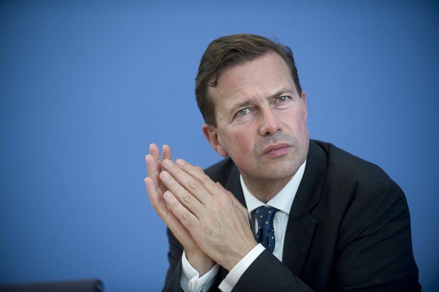 O porta-voz do governo da Alemanha, Steffen Seibert (foto), reiterou apoio ao 'governo eleito' da Turquia, após a tentativa de golpe de Estado desta sexta-feira (15); o Ministério das Relações Exteriores pressionaram os alemães que se encontram no país a tomar máxima precaução e lhes aconselharam a não sair de casa ou hotel enquanto a situação é indefinida