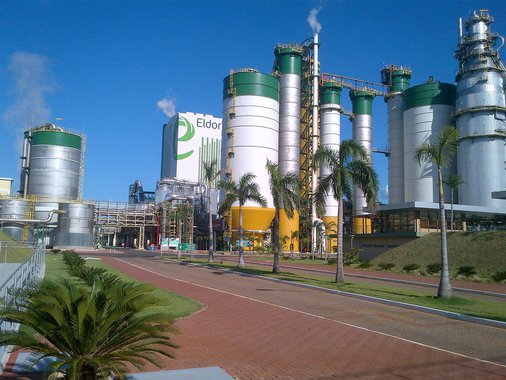 A J&amp;F Investimentos entregou em penhor 30% da participação que possui na Eldorado Celulose, gigante do setor, para manter os irmãos Batista no comando das empresas do grupo, entre elas a JBS Friboi; as ações servirão de garantia para o acordo de R$ 1,5 bilhão que fez com o Ministério Público Federal para assegurar possíveis perdas que forem apuradas para fundos de pensão; Wesley e Joesley Batista haviam sido afastados de suas funções sob suspeita de negócios irregulares com os fundos de pensão