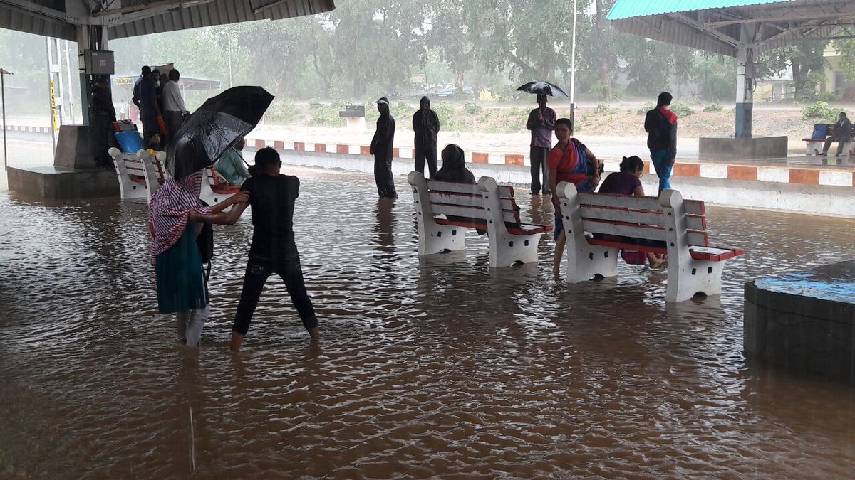 Enchentes provocadas por chuvas torrenciais mataram ao menos 22 pessoas na Índia e forçaram mais de 170 mil a saírem de casa; cerca de 100 mil pessoas foram forçadas a sair de casa para partes mais altas da região de Assam, uma das áreas mais afetadas pelas chuvas de monção