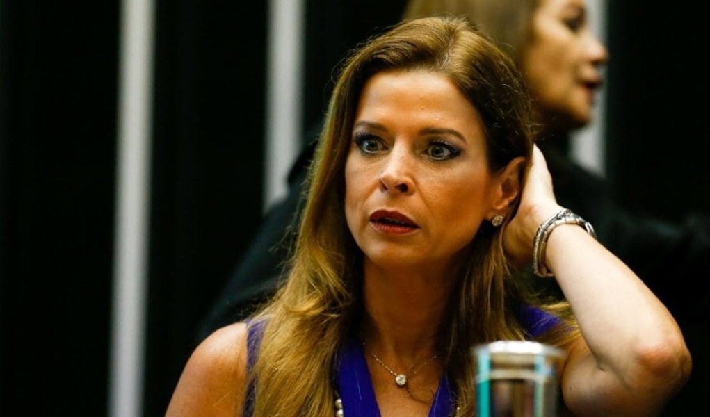 Jornalista Cláudia Cruz, mulher do presidente afastado da Câmara dos Deputados Eduardo Cunha, o lobista João Augusto Henriques, o ex-diretor da Petrobras Jorge Zelada e o empresário Idalécio Oliveira se tornaram réus na Lava Jato por pagamento de propina, remessa de recursos ao exterior e lavagem de dinheiro envolvendo a Petrobras e um contrato no Benin; com dinheiro que o MP diz ser resultado de propina, entre 2008 e 2014, a conta suíça Kopek, que tinha Cláudia como beneficiária final, lavou US$ 1,079 milhão na compra de serviços e artigos de luxo