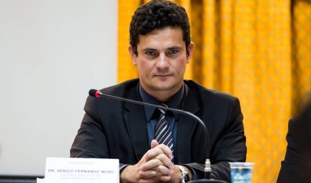 O jornalista Paulo Nogueira, do Diário do Centro do Mundo, afirma que "Lula agiu muito bem em bater nas portas da Comissão de Direitos Humanos da ONU" para denunciar os excessos de Sérgio Moro; "No centro do apelo de Lula está o que todos sabem, embora poucos falem: Moro é um juiz parcial, tendencioso, inconfiável. É um juiz da plutocracia, um homem que não faz cerimônia nenhuma em aparecer ao lado de homens como os irmãos Marinhos em celebrações. É evidente que ele vai condenar Lula, quaisquer que sejam as circunstâncias, se puder. Condenar e prender. Os fatos não contarão nada, assim como no julgamento de Dilma pelo Senado. Moro é um juiz da linha de Gilmar Mendes", critica