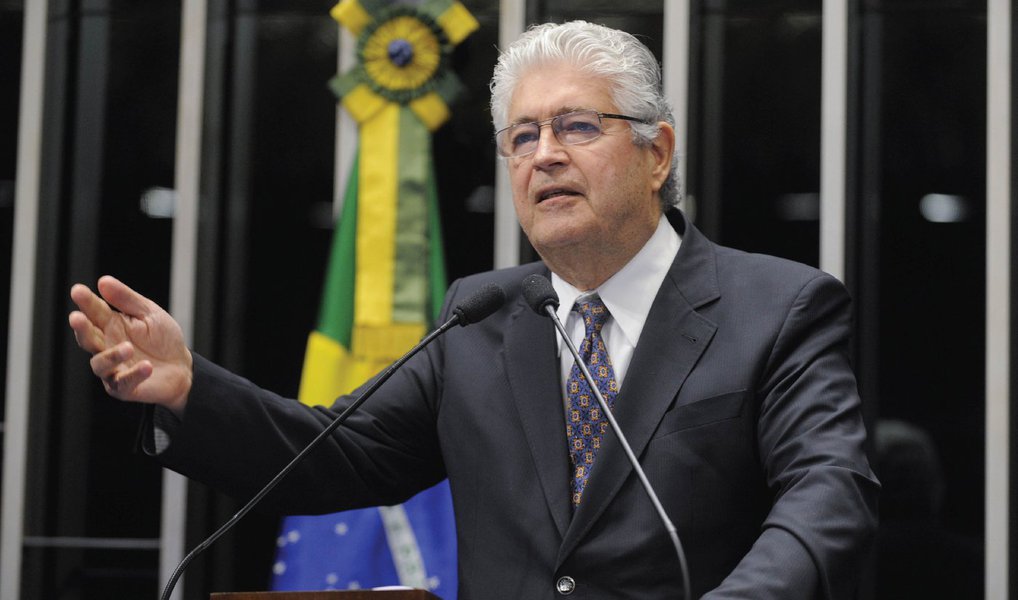 O senador Roberto Requião (PMDB-PR) gravou dois vídeos, em seu Twitter, convocando as manifestações antigolpe no dia 31 de julho; “Os direitos trabalhistas são uma herança no Brasil dos governos de Getúlio Vargas. Querem acabar com esses direitos para beneficiar multinacionais, grandes empresários e banqueiros. No dia 31, vamos à rua, vamos deixar claro para os querem mandar no Brasil que eles não vão conseguir acabar com os direitos trabalhistas!”, diz