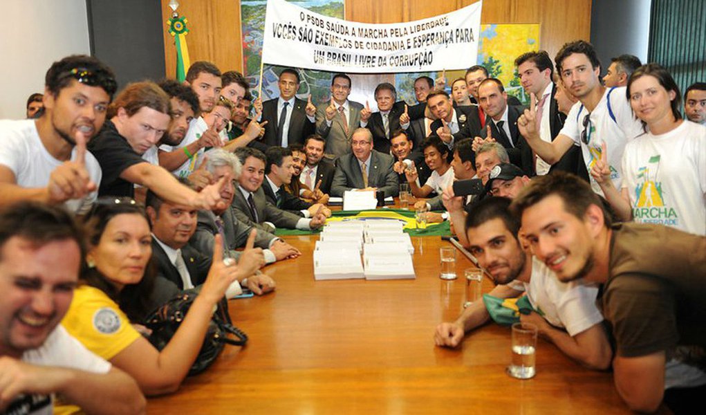 Jornalista Kiko Nogueira, do Diário do Centro do Mundo, republica um texto em que já fazia uma análise da imagem acima como "um mico imortal", quando Eduardo Cunha já era citado por cinco delatores na Lava Jato, tinha contas na Suíça e o xilindró o aguardava; o instante foi registrado quando Cunha era usado "como a grande esperança branca do impeachment" e foi "imortalizado na crônica política recente como um dos maiores casos de vergonha alheia da história do Brasil"