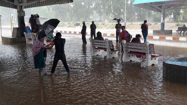 Enchentes provocadas por chuvas torrenciais mataram ao menos 22 pessoas na Índia e forçaram mais de 170 mil a saírem de casa; cerca de 100 mil pessoas foram forçadas a sair de casa para partes mais altas da região de Assam, uma das áreas mais afetadas pelas chuvas de monção