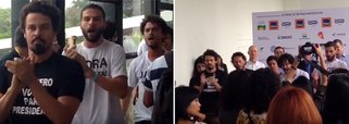 Grupo de artistas que integra o coletivo Aparelhamento promoveu um protesto contra o governo Michel Temer nesta segunda-feira 5, durante a entrevista coletiva que anunciava a abertura 32ª Bienal Internacional de Arte de São Paulo; vestindo camisas brancas e pretas, os artistas exibiram cartazes com os dizeres "Luto pela Democracia", "Fora Golpistas", "Fora Temer", "Eu quero votar pra presidente" e "Jamais Temer"; confira o vídeo