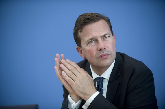 O porta-voz do governo da Alemanha, Steffen Seibert (foto), reiterou apoio ao 'governo eleito' da Turquia, após a tentativa de golpe de Estado desta sexta-feira (15); o Ministério das Relações Exteriores pressionaram os alemães que se encontram no país a tomar máxima precaução e lhes aconselharam a não sair de casa ou hotel enquanto a situação é indefinida