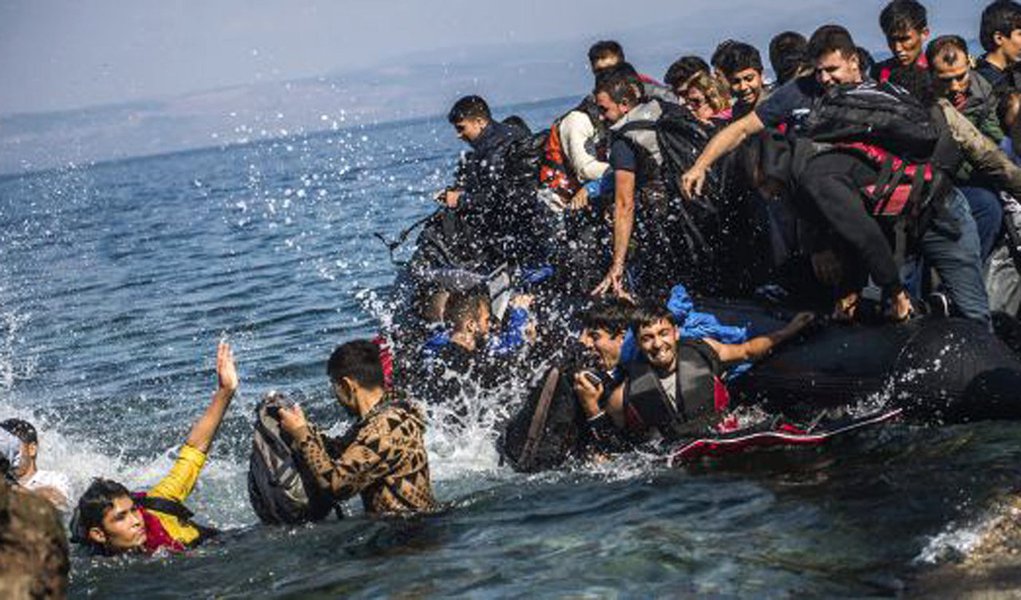 Organização Internacional para as Migrações (OIM) informou que 3.930 imigrantes morreram durante a travessia do Mar Mediterrâneo em 2016; número já é muito superior ao registrado durante todos os 12 meses do ano passado, quando 3.777 pessoas perderam a vida nas rotas marítimas; "Como há muitas buscas e missões de salvamento em andamento, a estimativa mínima de 3.930 mortes de imigrantes até agora deve subir nos próximos dias, quando mais informações emergirem", informou a OIM