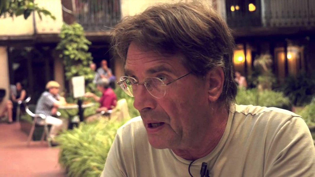 "No caso do impeachment da ex-presidente Dilma Rousseff, pudemos observar o uso de números para exagerar o tamanho das manifestações contra o PT e contra a Dilma, a apresentação de suspeitas e acusações como fatos concretos, a celebração de que a 'rua' era a favor do impeachment", diz Teun van Dijk, professor universitário em Barcelona; "O problema aqui no Brasil é que a mídia conservadora é dominante (propriedade de poucos grupos familiares ricos), sobretudo na televisão. Faltam jornais mais progressistas"