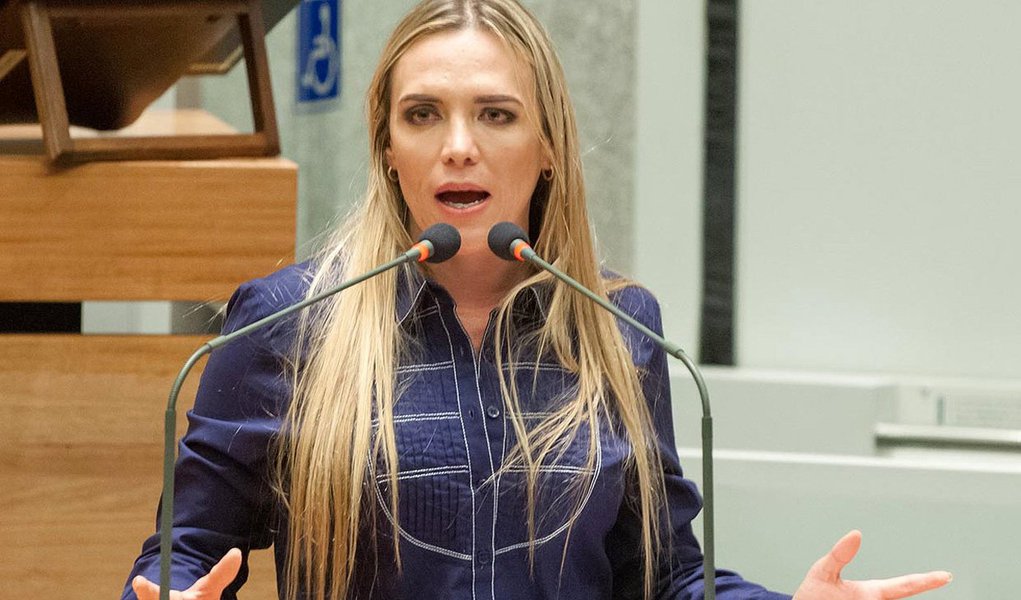 Nas gravações que a deputada distrital Liliane Roriz (PTB-DF) entregou ao Ministério Público (MPDFT), a presidente da Câmara Legislativa, Celina Leão (PPS), admite colocar em analfabetos em cargos de confiança e  que distribui emprego para quem votou nela; a parlamentar também vincula o governador do Distrito Federal, Rodrigo Rollemberg, ao consumo de maconha; o MP investiga um suposto esquema de desvio de recursos na área da Saúde, com indícios de participação da cúpula do Legislativo local; Rollemberg disse que não comentaria os diálogos travados entre Liliane e Celina, sobre uso de maconha, porque o próprio conteúdo da conversa demonstra “a qualidade dos interlocutores”