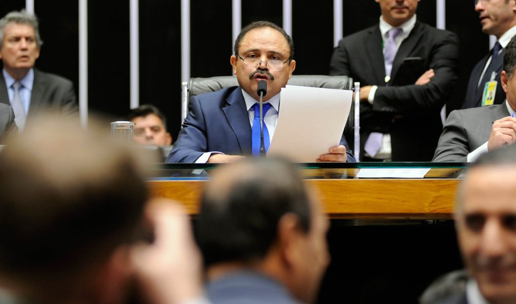 O presidente em exercício da Câmara dos Deputados, Waldir Maranhão, fez um discurso de despedida da função antes do início da eleição do novo presidente da Casa, que vai ocupar o cargo após a renúncia de Eduardo Cunha; Maranhão enfatizou que sai da presidência sem mágoas e rancores e que tem a consciência tranquila; "A minha postura, desde o inicio, foi de exercer a interinidade com honestidade e honradez”, declarou