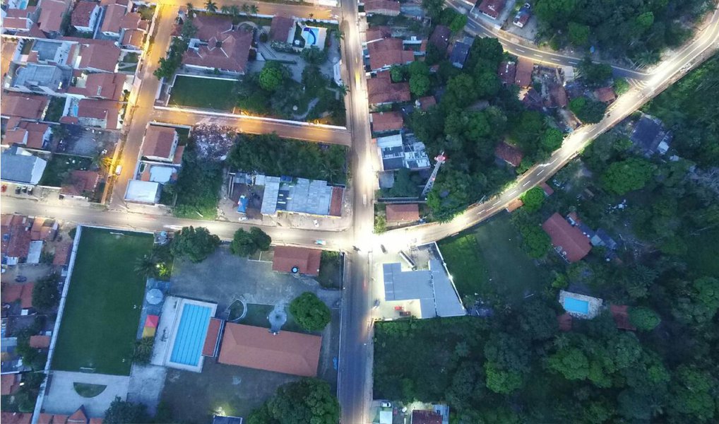 Executadas em parceria com a Prefeitura de São Luís, as obras estruturais na Ponte Pai Inácio, que interliga os bairros do Turu e Parque Vitória, serão entregues no próximo domingo (09); o anúncio foi feito pelo governador Flávio Dino. Além da reestruturação da Ponte Pai Inácio, a obra contempla 8.565 metros de extensão, interligando a rua General Arthur Carvalho, no Turu, à Travessa Nossa Senhora da Vitória, no bairro Parque Vitória; iniciado em parceria com o executivo municipal, no ano passado, o governo do Maranhão investiu, por meio do Programa Mais Asfalto, R$ 57 milhões para construir novas vias urbanas e melhorar as vias já existentes