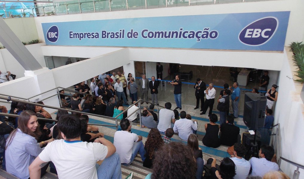 O Conselho de Comunicação Social do Congresso Nacional aprovou nesta segunda (4) nota na qual manifesta “preocupação” com o futuro da Empresa Brasil de Comunicação (EBC); o conselho defende ainda a participação da empresa como parte do sistema público de comunicação; a nota foi proposta pelo conselheiro David Emerich, que defendeu o posicionamento do conselho diante de notícias sobre mudanças na empresa; os conselheiros disseram ainda que causa apreensão a recente troca de presidentes da empresa; atualmente, a EBC é presidida pelo jornalista Ricardo Melo, que retornou após liminar concedida pelo ministro do Supremo Tribunal Federal (STF), Dias Toffoli