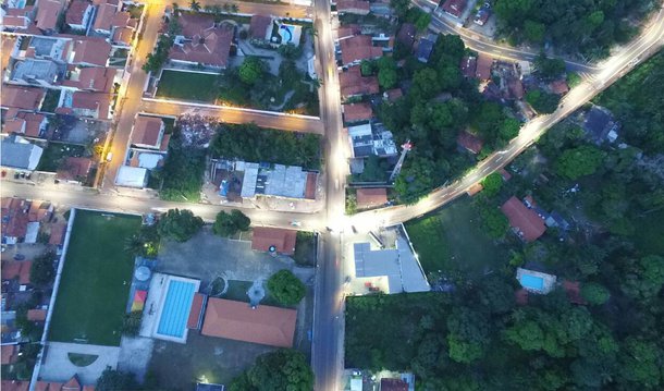Executadas em parceria com a Prefeitura de São Luís, as obras estruturais na Ponte Pai Inácio, que interliga os bairros do Turu e Parque Vitória, serão entregues no próximo domingo (09); o anúncio foi feito pelo governador Flávio Dino. Além da reestruturação da Ponte Pai Inácio, a obra contempla 8.565 metros de extensão, interligando a rua General Arthur Carvalho, no Turu, à Travessa Nossa Senhora da Vitória, no bairro Parque Vitória; iniciado em parceria com o executivo municipal, no ano passado, o governo do Maranhão investiu, por meio do Programa Mais Asfalto, R$ 57 milhões para construir novas vias urbanas e melhorar as vias já existentes
