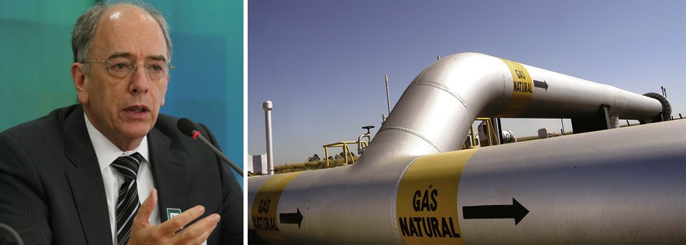 Em nota, a Federação Única dos Petroleiros (FUP) acusa o presidente da Petrobras, Pedro Parente, de cometer crime de lesa-pátria por ter vendido a canadenses 90% da unidade de gasodutos Nova Transportadora Sudeste (NTS) da estatal, em um negócio de US$ 5,2 bilhões; "A estatal, assim como qualquer outra operadora, será obrigada a pagar o preço que a Brookfield e seus parceiros exigirem, pois não existem outros gasodutos na região", alerta a entidade; "Da mesma forma que aconteceu nas privatizações das distribuidoras do Sistema Elétrico, vai sobrar para a população pagar essa conta", continua o texto; petroleiros acreditam que "a venda da NTS, assim como a da BR Distribuidora e da Liquigás, acelera o desmonte da Petrobras como uma empresa integrada de energia"