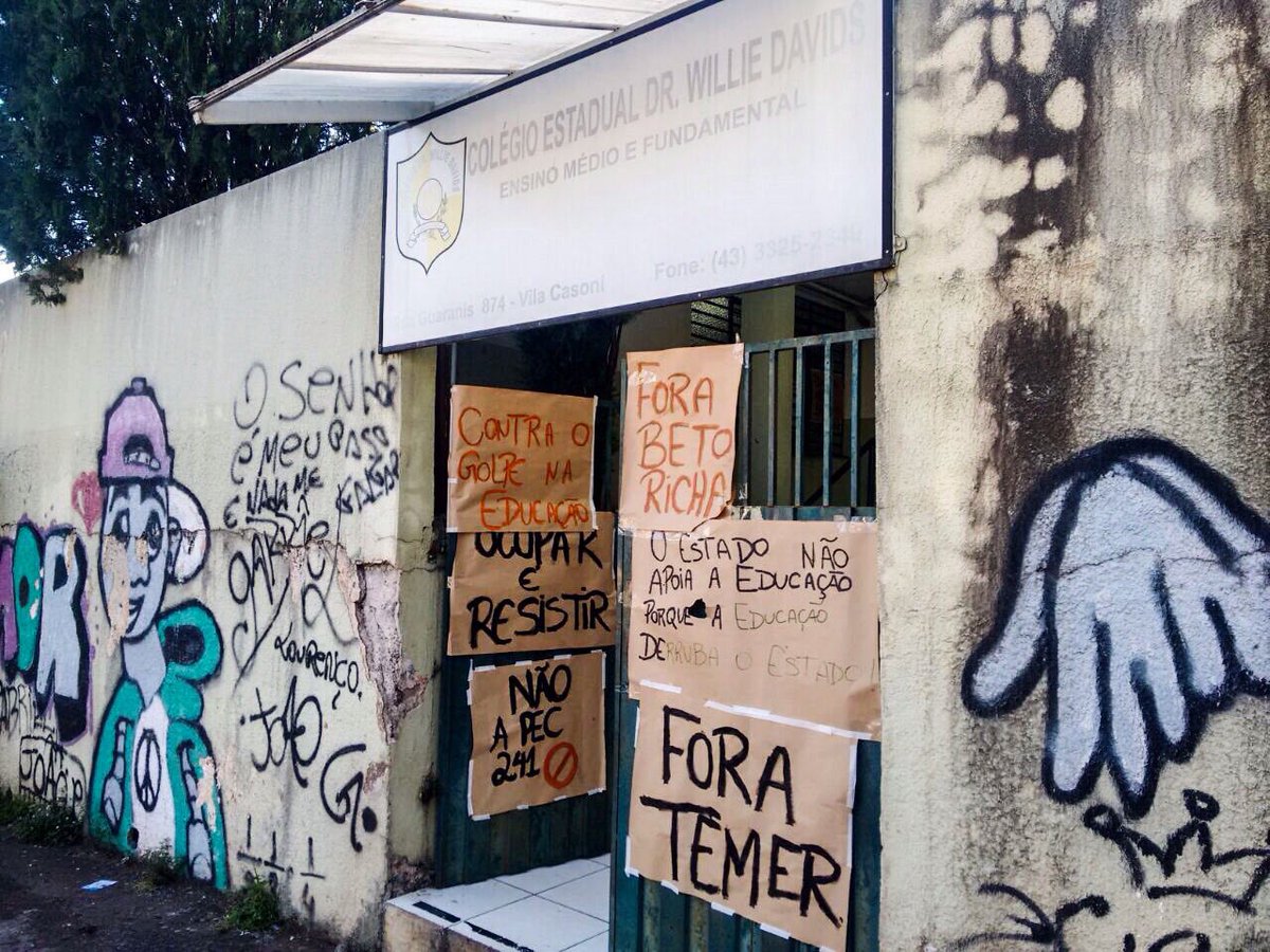 Celebraremos o dia dos professores, neste 15 de outubro, com um nó na garganta, indignados (as) com os ataques do governo ilegítimo contra a educação. O principal deles é a PEC 241/16