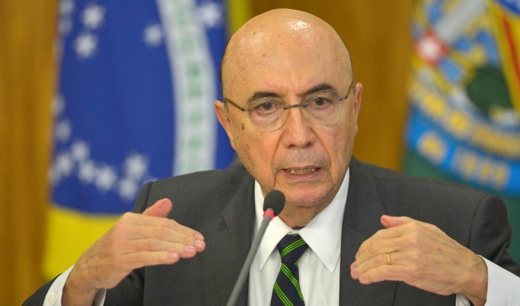 Diante do estrago provocado pelo aumento salarial do funcionalismo público aprovado pela Câmara, o Ministério da Fazenda disse que o aumento está condicionado ao teto estabelecido pela Constituição; caso a emenda que limita o aumento de gastos à inflação do ano anterior seja aprovada, este índice passará a valer para todo o funcionalismo, o que na prática elimina qualquer ganho real; equipe econômica queria deixar este ponto desde o início, mas a iniciativa teria sido barrada pelo ministro da Fazenda, Henrique Meirelles, e pelo próprio presidente interino Michel Temer, para evitar possíveis embates com a categoria 