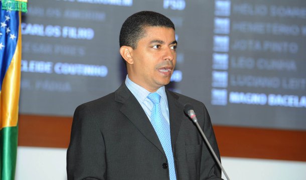 Os movimentos sociais e os pré-candidatos a vereador de São Luís pelo PSB-MA divulgaram a íntegra do Manifesto em defesa do projeto político e do fortalecimento da sigla que, segundo diz o documento, perpassa pela candidatura do deputado Bira do Pindaré a prefeito da capital; “Neste entendimento e caminho percorrido, qualquer indicação de apoio a uma candidatura de outro partido, ainda que seja ele do campo democrático, não representará a força da nossa história nem carregará o peso que representamos para sociedade maranhense, e que não contribuirá para os avanços das conquistas que o PSB acumulou ao longo dos seus 30 anos de sua existência e atuação no cenário político de nosso estado”, destaca o Manifesto