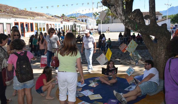 Festa Literária Internacional de Paraty (Flip) começa com participação recorde de mulheres entre os autores convidados, orçamento menor e tributos à poeta Ana Cristina César, a homenageada desta edição; palco principal da Flip 2016 terá 17 autoras convidadas, seis a mais que em 2015, e quase o dobro de 2014, quando nove mulheres foram convidadas especiais; mudança ocorreu a partir de questionamentos de ativistas feministas, mas os homens continuam sendo maioria entre os autores, 22 no total; evento termina no domingo (3)