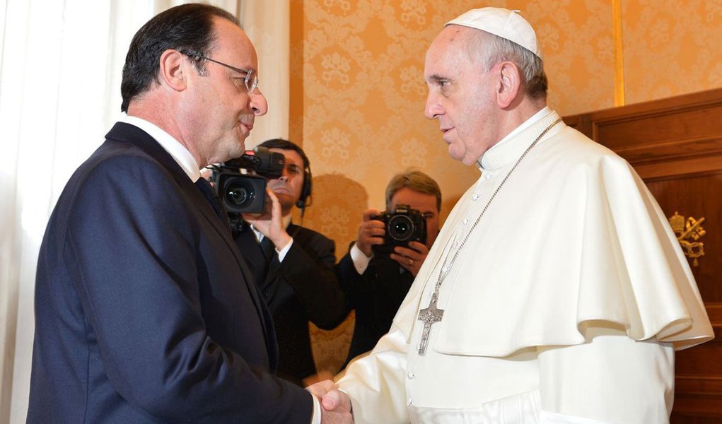 Papa Francisco se reunirá com o presidente da França, François Hollande; ele se reuniu com Hollande em 24 de janeiro de 2014 e esta nova audiência acontecerá menos de um mês do assassinato do padre Jacques Hamel, degolado em um atentado terrorista em Rouen e assumido pelo grupo extremista Estado Islâmico (EI); terrorismo fundamentalista, os ataques na França (do Charlie Hebdo, passando pelo Bataclã, até Nice e Rouen), a luta contra o Estado Islâmico, a proteção dos cristãos no Oriente Médio e a situação da Europa estão na pauta da reuniã