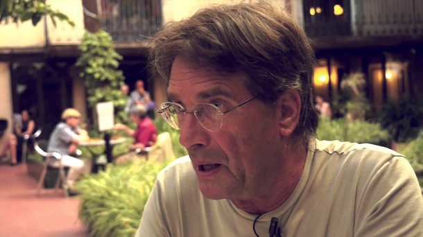 "No caso do impeachment da ex-presidente Dilma Rousseff, pudemos observar o uso de números para exagerar o tamanho das manifestações contra o PT e contra a Dilma, a apresentação de suspeitas e acusações como fatos concretos, a celebração de que a 'rua' era a favor do impeachment", diz Teun van Dijk, professor universitário em Barcelona; "O problema aqui no Brasil é que a mídia conservadora é dominante (propriedade de poucos grupos familiares ricos), sobretudo na televisão. Faltam jornais mais progressistas"