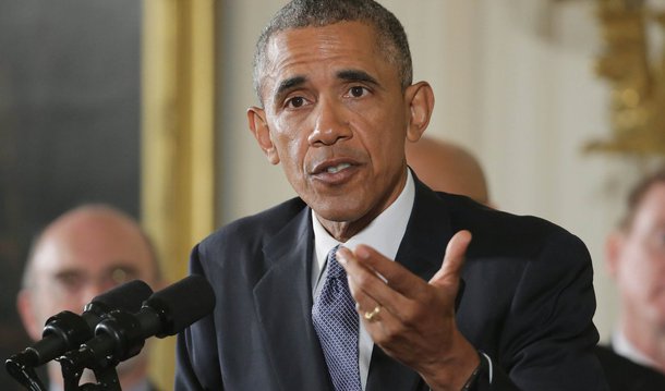 O presidente dos Estados Unidos, Barack Obama, disse que a decisão da Suprema Corte de vetar o plano de imigração de seu governo "é devastadora" para milhões de cidadãos; a proposta de Obama, anunciada em novembro de 2014, visava impedir a deportação de 4 milhões de imigrantes ilegais do país