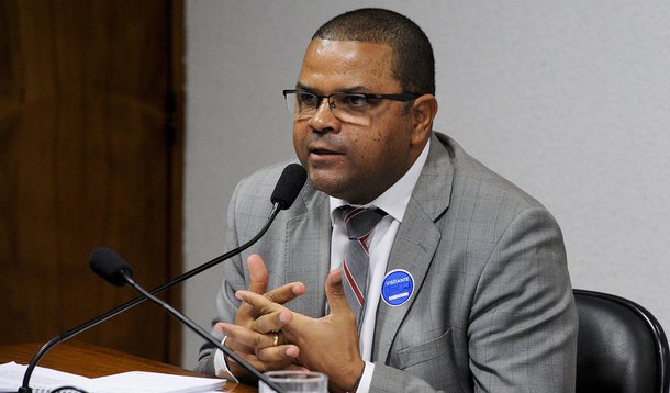 Ex-secretário adjunto de Orçamento Federal, Cilair Rodrigues, disse à Comissão do Impeachment no Senado que os quatro decretos de crédito suplementar assinados pela presidenta afastada Dilma Rousseff em 2015 não alteraram a compatibilidade do orçamento à meta fiscal; Rodrigues explicou que o entendimento do Tribunal de Contas da União (TCU) anterior a 2015 sempre foi o de que a consideração de meta futura poderia ser utilizada pela SOF na elaboração de seus relatórios. Tal entendimento foi alterado, segundo ele, somente no ano passado.