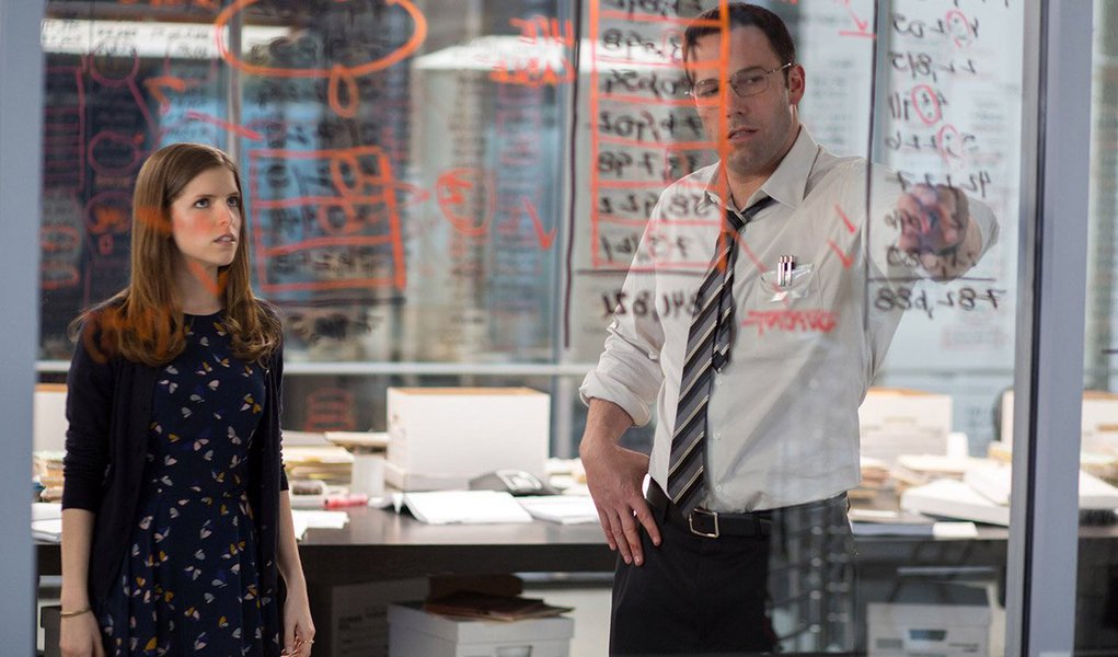 Não serão poucos os espectadores que sairão da sessão de "O Contador" com a impressão de que Christian Wolff é mais durão e eficiente do que o próprio Batman de Ben Affleck – ainda que o ator tenha construído um Bruce Wayne interessante em sua primeira aparição;  Affleck tem em mãos um papel ideal para usar o seu minimalismo em favor de um personagem com dificuldades de interação social que recebeu treinamento psicológico e físico do seu pai, que era do Exército, para adquirir o mínimo de sociabilidade e sobreviver numa sociedade que não sabe lidar com o diferente