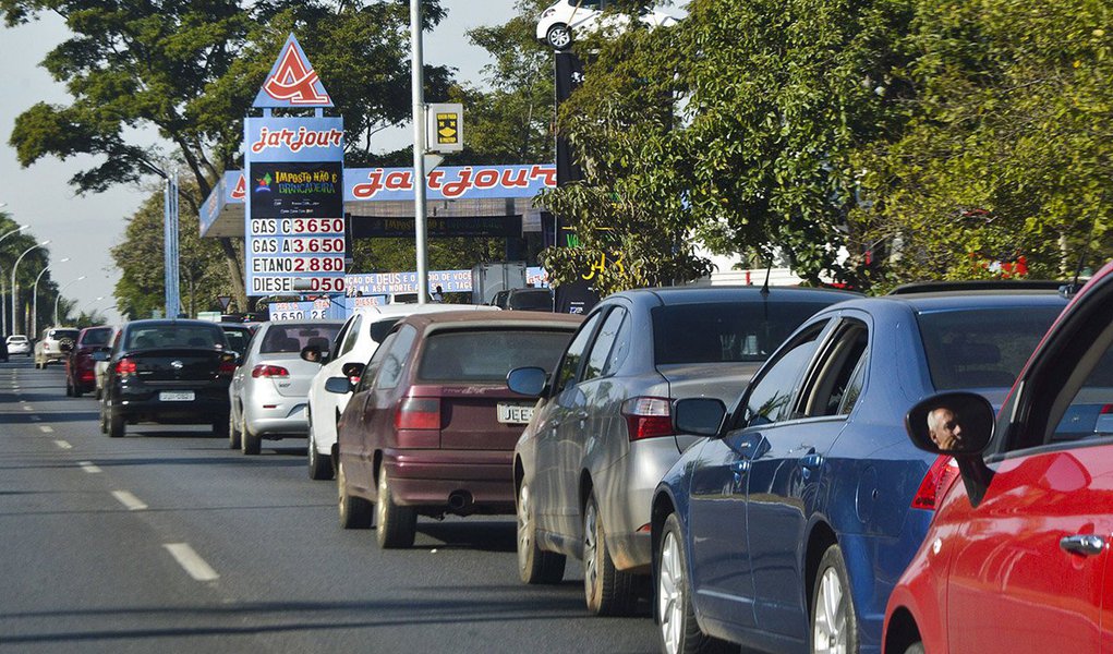 A Câmara dos Dirigentes Lojistas (CDL) do Distrito Federal promove a oitava edição do Dia de Liberdade de Impostos; a iniciativa consiste em vender combustíveis sem a incidência de impostos, o que reduz o valor de R$ 3,27 para R$ 2,35 por litro; a venda do combustível ocorre nos postos Jarjour das quadras 206 na Asa Norte e 210 da Asa Sul, em Brasília, desde as 6 horas; cada veículo pode abastecer até 20 litros