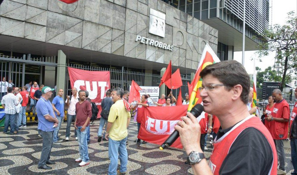 Em texto enviado à imprensa, a Federação Única dos Petroleiros (FUP) denuncia que "numa manobra escancarada, a Comissão Especial da Câmara dos Deputados, que analisa o PL 4567/16, se reuniu nesta terça (28), mesmo após a audiência ter sido cancelada no site oficial da Casa, e tentou colocar em votação o relatório favorável a acabar com a exclusividade da Petrobras na operação do Pré-Sal"; o deputado federal José Carlos Aleluia (DEM/BA), relator do projeto, leu o documento, defendendo na íntegra o texto que já foi aprovado no Senado, a partir de proposta de José Serra (PSDB/SP); os deputados Carlos Zarattini (PT-SP) e Glauber Braga (PSOL-RJ) pediram vistas, conseguindo adiar para a próxima terça (5) a sessão que deverá votar o relatório